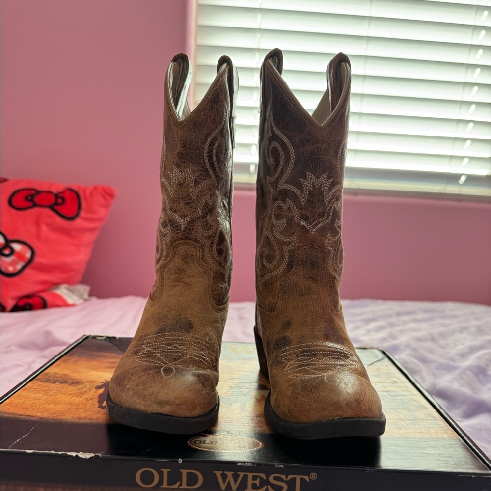 Old West Tan Cowboy Boots with White Stitching